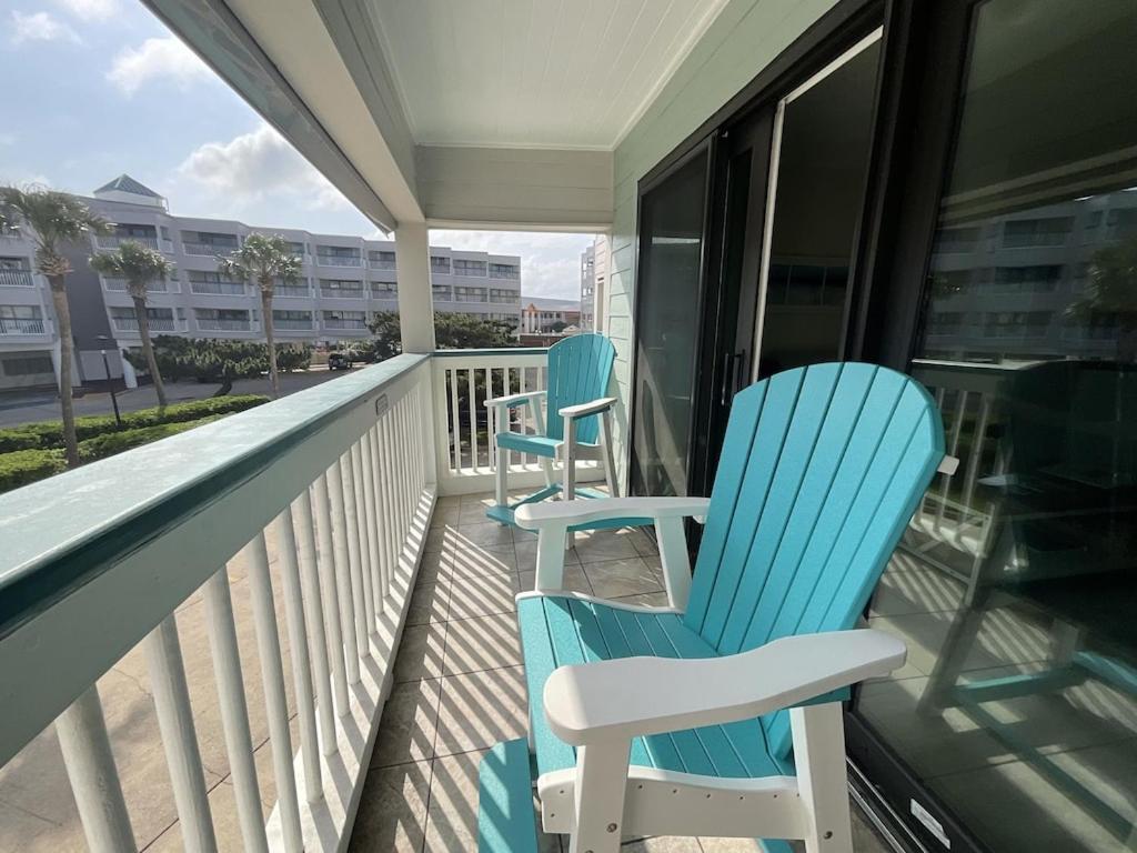Sun Splashed Condo! Steps To Beach And 2 Pools Galveston Island Extérieur photo