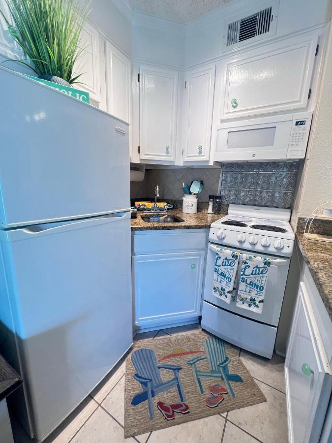 Sun Splashed Condo! Steps To Beach And 2 Pools Galveston Island Extérieur photo